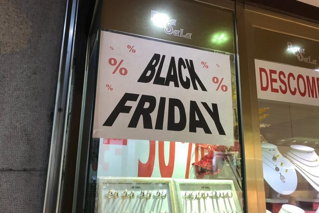 Affiche « Black Friday » encadrée de pourcentages dans la vitrine d'un commerce